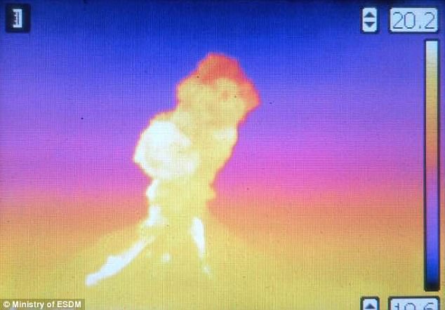 视频丨无人机+热成像全力搜寻吉隆泥石流失联人员(图1)
